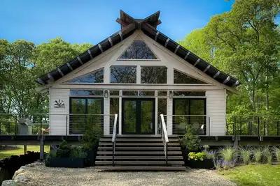 Image de Nouveau Open Concept Modern Home - Conçu par Frank Lloyd Wright Apprenti