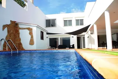 Image de Grande maison avec piscine idéale pour les familles ou groupes d'amis