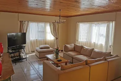 Image de Jet de pierre de la plage dans un quartier sûr et sécurisé.