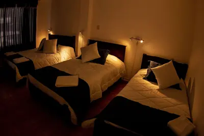 Image de 16 chambres confortables entièrement meublées dans le meilleur quartier au nord de Quito.