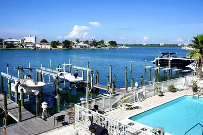Image de Maison de ville de Clearwater Beach sur l'eau à pied des magasins de plage / Restaurants