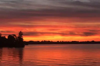 Image de Lakefront home away from home