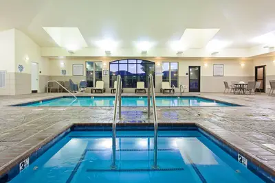 Image de Suite près de Napa Valley Wine Country | Piscine, accès au bain à remous partagé et à la salle de sport