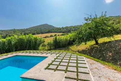 Joli appartement dans une maison de vacances avec piscine, Tv, animaux admis et parking
