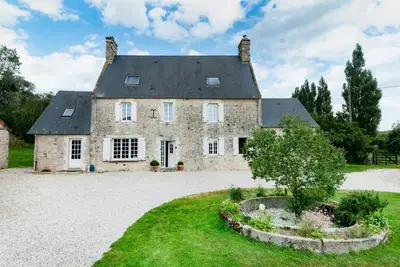 Image de Grande maison familiale 14 couchages avec billard, proche sites du D-day