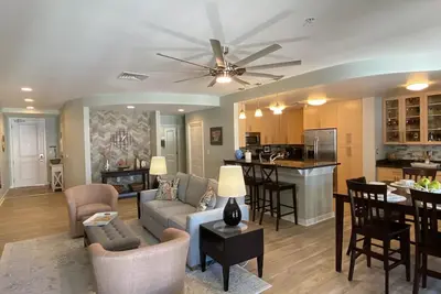 Image de Sandbridge Beach Condo avec vue sur la mer et la baie!