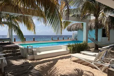 Image de Beach House Pietermaai - piscine privée - en bord de mer - historique Willemstad-Curacao