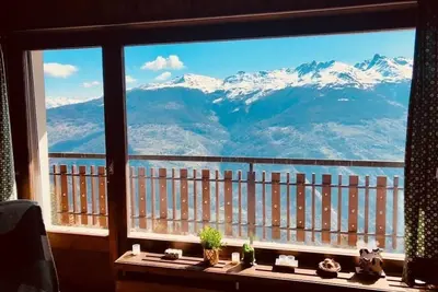 Image de Sur la route 1800, l’immeuble La Maya, se trouve à proximité des remontés mécaniques et des commerce