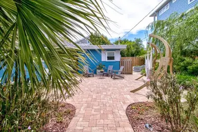 Image de Family and Dog Friendly Oasis One Block from Beach