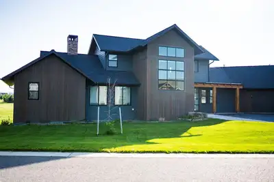 Image de New Beautiful Modern Bozeman Home with views!