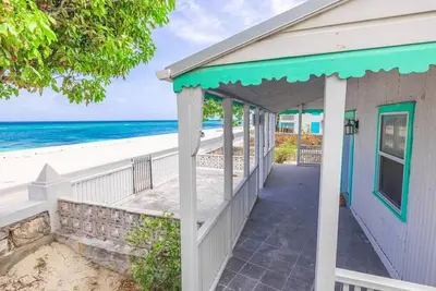 Image de Stunning Oceanview House with beautiful sunsets! 5 mins to the beach