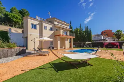 Image de Villa de vacances Casa Luna + piscine privée + jardin + Wifi + idéal 2 familles + calme + barbecue