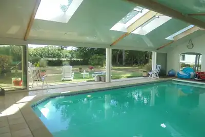 Image de Propriété avec piscine intérieure et chauffée toute l'année, même en plein hiver