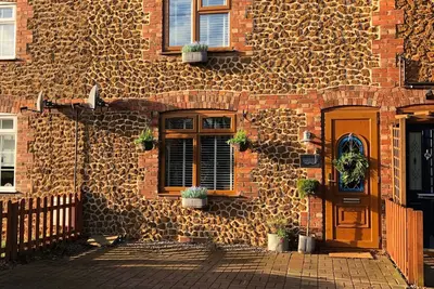 Image de Superbe cottage Norfolk traditionnel récemment rénové avec cabane de plage