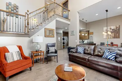 Image de Nouvelle Liste! Maison de ville avec cheminée, bain à remous privé, piscine commune, salle de fitness