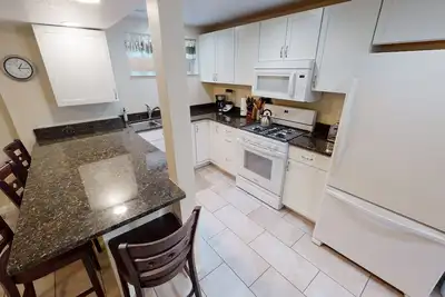Image de Bright, clean basement - Close to skiing - Green and healthy