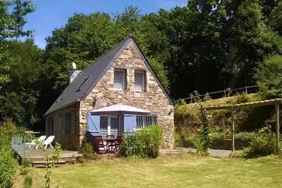 Image de Maison de campagne avec canoë et cabane
