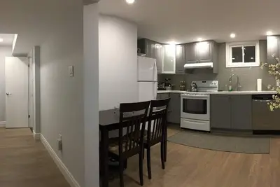Image de Private 2 bedroom suite, full kitchen and bathroom