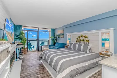 Image de Suite King surdimensionnée en bord de mer avec canapé ~ Landmark 830