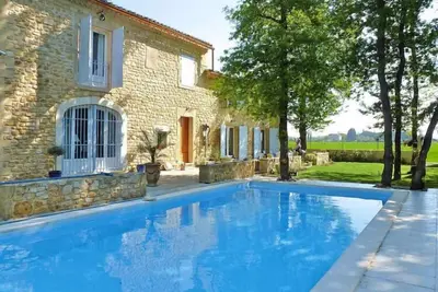 Image de Appartement א Caderousse avec Piscine