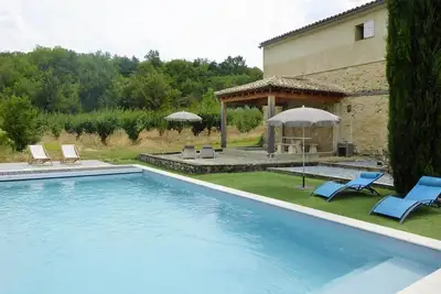 Image de Appartement א Malaucטne avec jardin