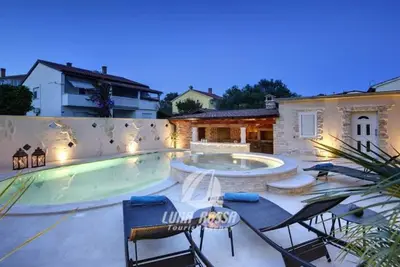 Image de Villa Sonja est située directement sur la mer