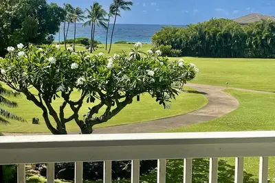 Image de Poipu Shipwrecks Beach Home avec vue sur l'océan et A / C