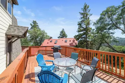 Image de Fawnskin Family Cabin - 4br / 2ba / WiFi / Baby-foot / Vues sur le lac / Gratuit 2 heures de location de vélo / kayak