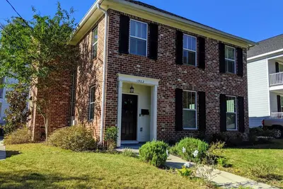 Image de Location de maître - Maison, à distance de marche de Bbq Smokehouse et un café