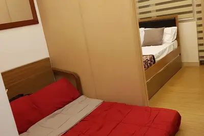 Image de Suite avec vue sur la piscine et balcon
