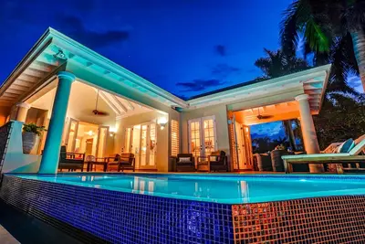 Image de Nouvelle villa de 4 chambres avec piscine à débordement à quelques pas de la plage!