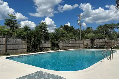 Image de Maison spacieuse avec piscine de 2 étages! Parfait pour se divertir et les animaux sont les bienvenus