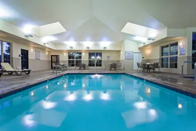 Image de Suite King équipée | Piscine extérieure, accès au bain à remous + centre de remise en forme