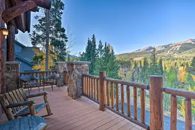 Nouveau! Hilltop Breck Home w / Hot Tub, à pied de la ville!