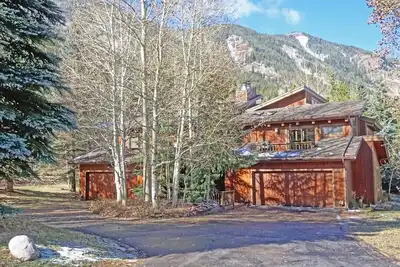 Image de ** Juste remis en vente ** Sous-sol 4 chambres plus, cour / terrasse privée, en face de l'arrêt de la navette