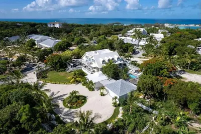 Image de Maison 4br Hilltop avec piscine et voiturette de golf pour une utilisation sur la plage - Parfait pour les familles!