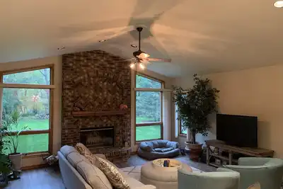 Image de Maison calme et spacieuse, proche du centre-ville, de la plage et du golf fantastique.