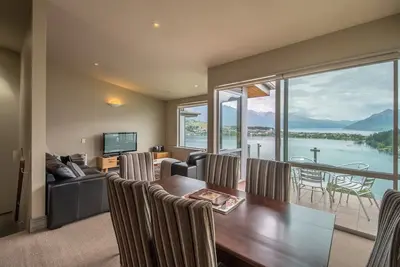 Image de Vues sur le lac et la montagne, appartement, à pied de la ville, 3 chambres, 3 salles de bains,