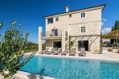 Image de Belle Villa San Martino avec piscine près de Rovinj, loin de la foule et entourée par le calme de la nature.