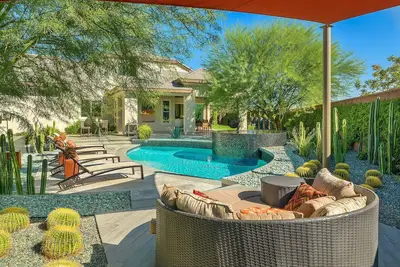 Image de 'Empire Greens' Resort Yard, Pool, Infinity Spa & Firepit