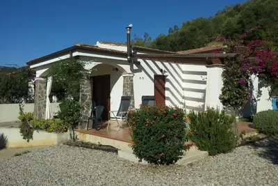 Image de Villa au calme, à 5 minutes de la mer, à 50 mètres d'un nuraghe.