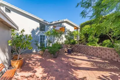 Image de Maison de style complexe dans un endroit calme. Superbe maison de 5 chambres