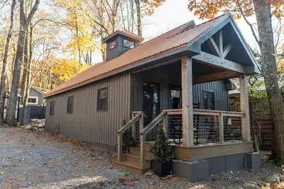 Image de Découvrez la cabane de cuivre. . . la retraite la plus étonnante et unique au Lake Harmony