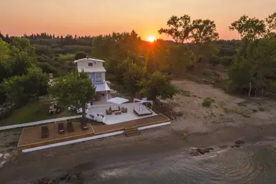 Image de Nouveau: Villa privée en bord de mer avec terrasse pieds dans l'eau - Port à 1km