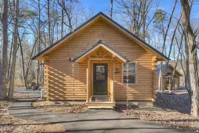 Image de Cozy Rose` cabin for up to 6 guests - Hocking Hills - Hot Tub-Fire Pit-Wifi