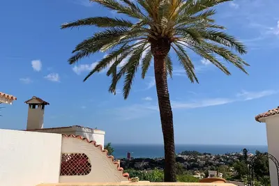 Image de Villa de 3 chambres divisée en 2 appartements avec une vue magnifique sur la mer.