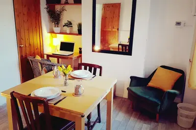 Image de Espace élégant et chaleureux avec espace de travail considéré