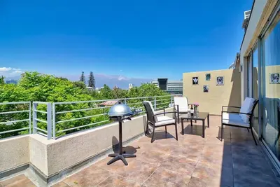 Image de Grand balcon privé, barbecue, parking, climatisation et vue sur la ville