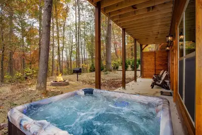 Image de Théâtre, salle de jeux, bain à remous et foyer. Mins au centre-ville de Gatlinburg.