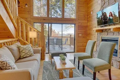 Très bien situé pour le parc, Gatlinburg. Sauna, bain à remous, théâtre, salle de jeux